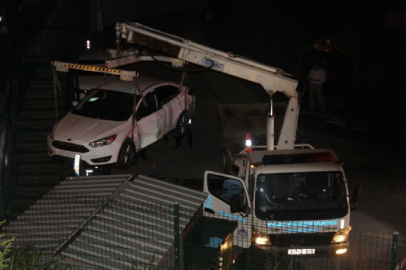 El frenini çekmeyi unuttu, otomobil bahçeye uçtu