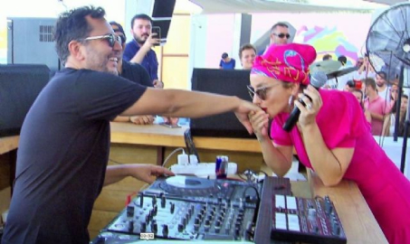 Sahnede kocasının elini öptü