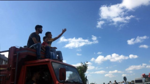 Kamyon tepesinde tehlikeli yolculuk kamerada