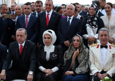 Hulusi Akar eşine yöneltilen eleştirilere cevap verdi