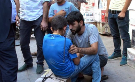 kardeşinin kulağına kebap şişi sapladı