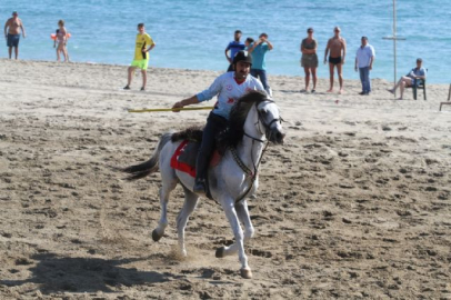 Turistlerin boşalttığı plajda ciritçiler at koşturdu