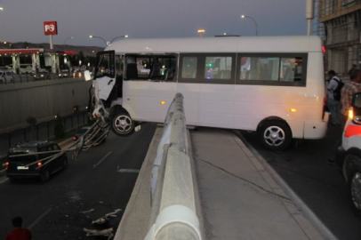 İki araç çarpıştı, minibüs askıda kaldı: 7 yaralı