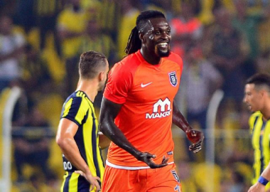 Adebayor büyükleri boş geçmiyor