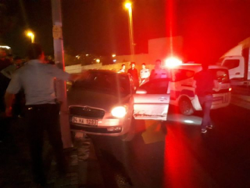 İstanbul'da sıcak dakikalar: Polis aracına çarptılar