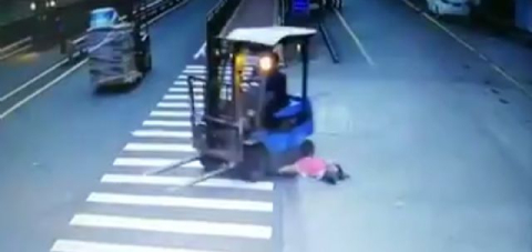 Forklift kadını ezdi