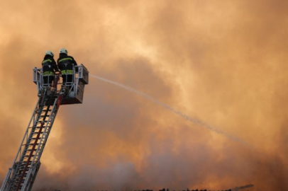 Lise ve yurdun çatısı alev alev yandı