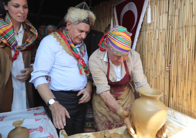 Yıldırım at sırtında halkı selamladı
