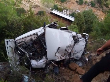 Otomobil uçuruma yuvarlandı: 2 ölü, 2 ağır yaralı