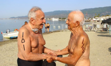 87 yaşında 2 kilometre yüzerek birinci oldu