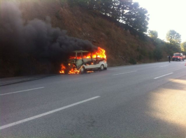 Servis minibüsü alev alev yandı