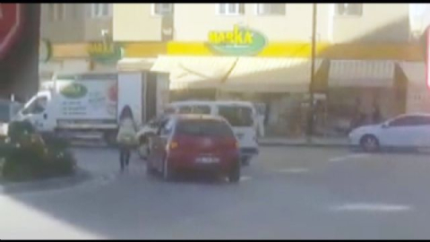 Yol ortasında otomobilini bırakarak alışveriş yaptı
