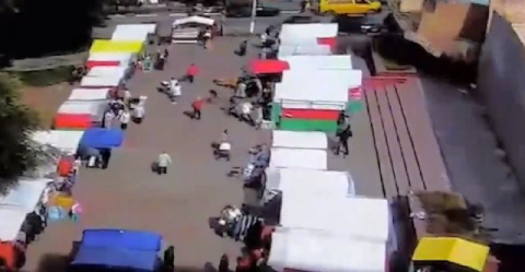 Duvar pazardakilerin üzerine yıkıldı