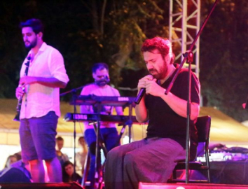 Halil Sezai baba acısına rağmen sahneye çıktı