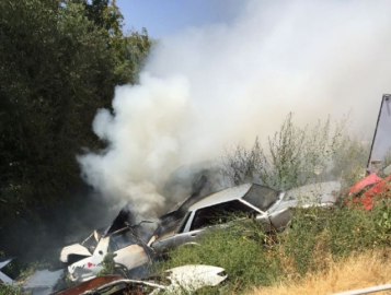 Otlardan çıkan yangın otoparka sıçradı