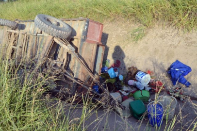 İşçilerin bulunduğu römork kanala yuvarlandı: 19 yaralı