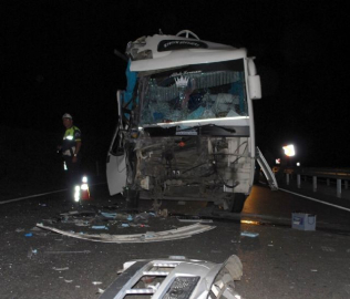 Midibüs tıra arkadan çarptı: 16 yaralı