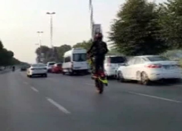 Bu da motosikletli maganda