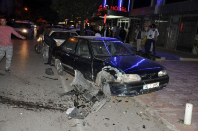 Alkollü sürücü park halindeki 6 aracı biçti