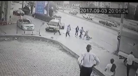 Sürücü ile arkadaşını tekme tokat dövdüler