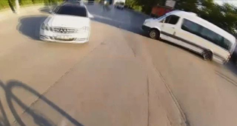 Bisikletçinin kazası kask kamerasında