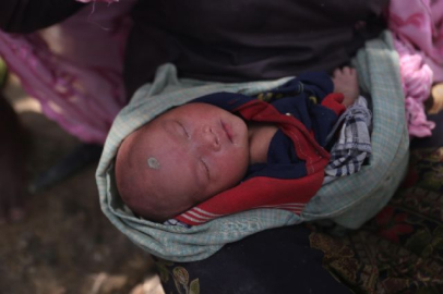 Katliamdan kaçarken doğum yaptı