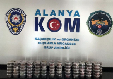 Alanya'da 27 kilo kaçak nargile tütünü ele geçirildi
