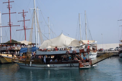 Dalış için tekne turuna çıkan turistler ölümden döndü