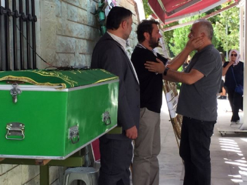 Halil Sezai babasını son yolculuğuna uğurladı