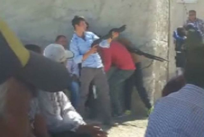 Pompalı tüfekle eğlencenin ortasına daldılar