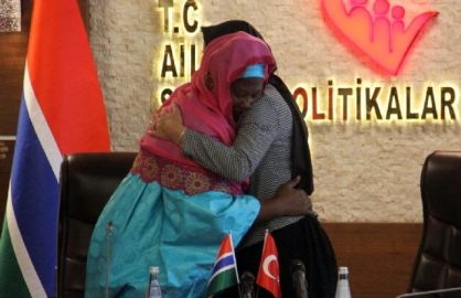 Bakan Kaya'ya böyle sarıldı