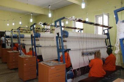 Hem meslek öğreniyor hem para kazanıyorlar