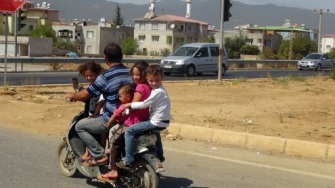Seyir halindeki motosiklette 6 kişi !