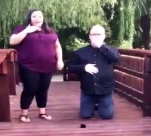 Sakar aşık yüzüğü nehre düşürdü