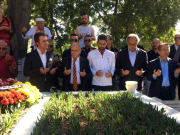 Metin Oktay kabri başında anıldı