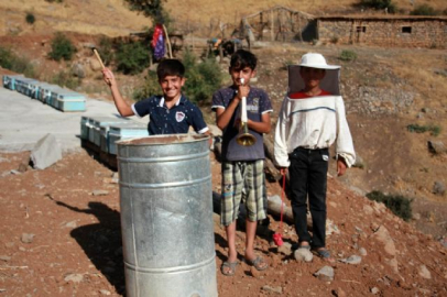 Arıcı çocukların borazan ve tenekeli kuş nöbeti