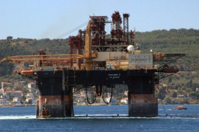 Dev platform Çanakkale Boğazı'ndan geçti