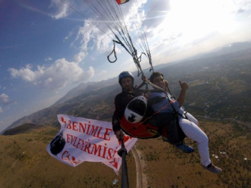 Çılgın aşıktan havada evlenme teklifi