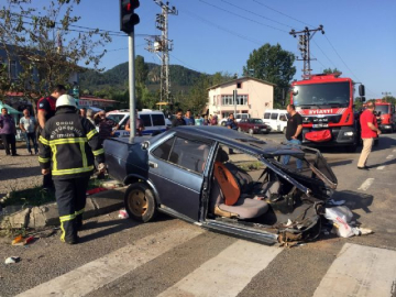 Otobüsün çarptığı otomobil ikiye bölündü: 3 yaralı