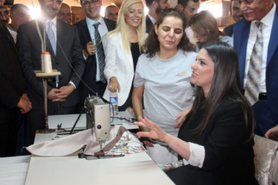 Bakan dikiş makinesinin başına geçti