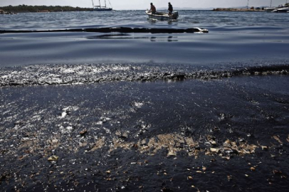 Sahil şeridinde petrol tabakası oluştu