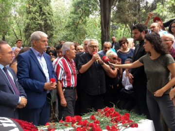 Tarık Akan ölümünün birinci yılında kabri başında anıldı