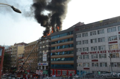 Kız yurdunun yanında çıkan yangın paniğe yol açtı
