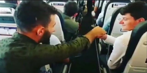 Uçakta elden ele pilota bilet parası gönderdiler