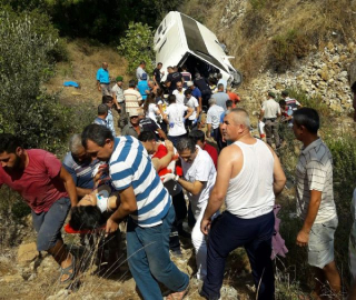 Tur otobüsü şarampole yuvarlandı: 2 ölü