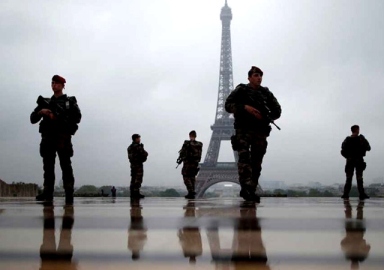 Paris'te havalimanında bomba alarmı