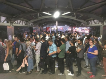 Metrobüs duraklarında okul yoğunluğu