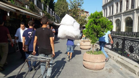 Kağıt toplayıcısı çocuk yürek burktu