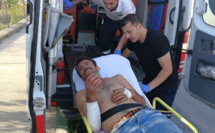 Ambulansa taşınırken armudunu yemeye devam etti