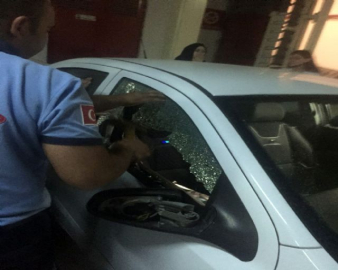 Otomobilde kilitli kalan bebeği itfaiye kurtardı